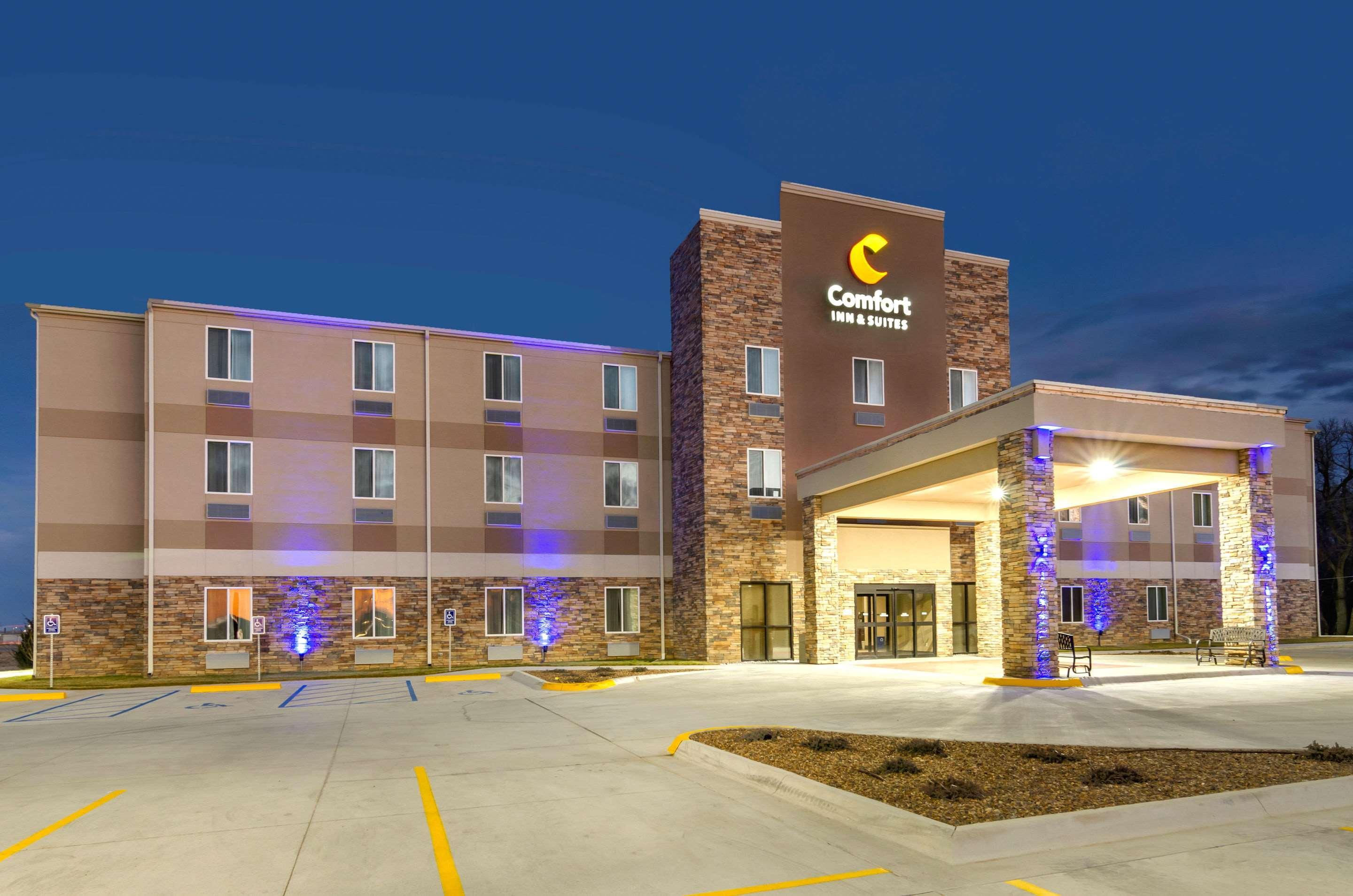 Comfort Inn & Suites Salina North Exterior photo